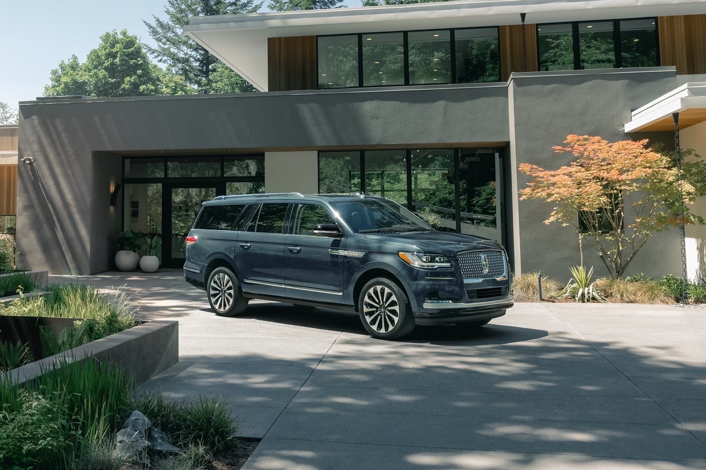 The 2023 Lincoln Navigator turned at a three-quarter view in front of a contemporary house
