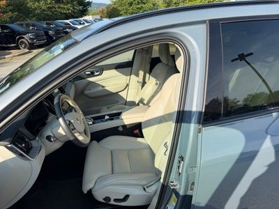 2023 Volvo XC60 B6 Ultimate Dark Theme