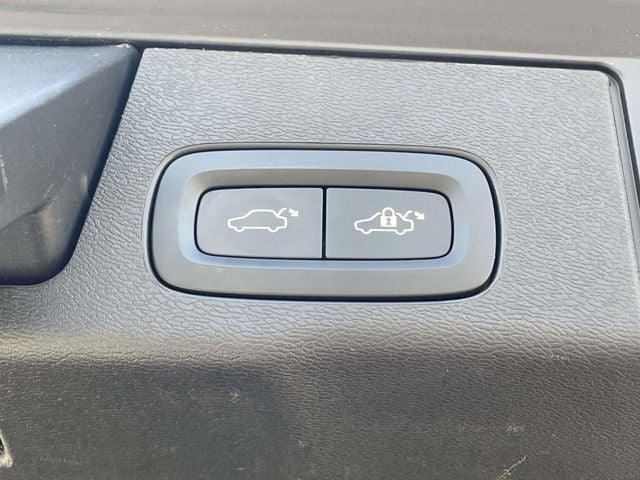 2023 Volvo XC60 B6 Ultimate Dark Theme