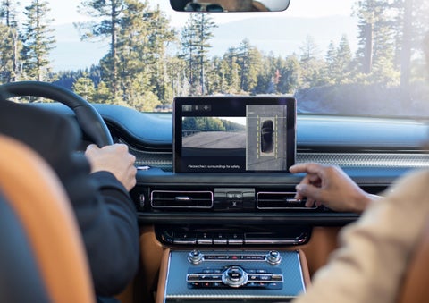 The available 360-Degree Camera shows a bird's-eye view of a Lincoln Aviator® SUV | Asheville Lincoln in Asheville NC