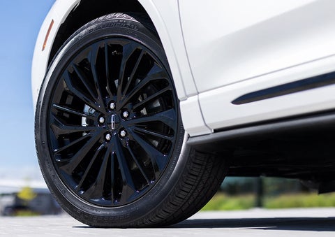 The stylish blacked-out 20-inch wheels from the available Jet Appearance Package are shown.