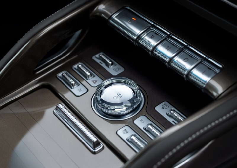 A crystal-inspired volume knob is shown in the center floor console of a 2024 Lincoln Nautilus® SUV. | Asheville Lincoln in Asheville NC