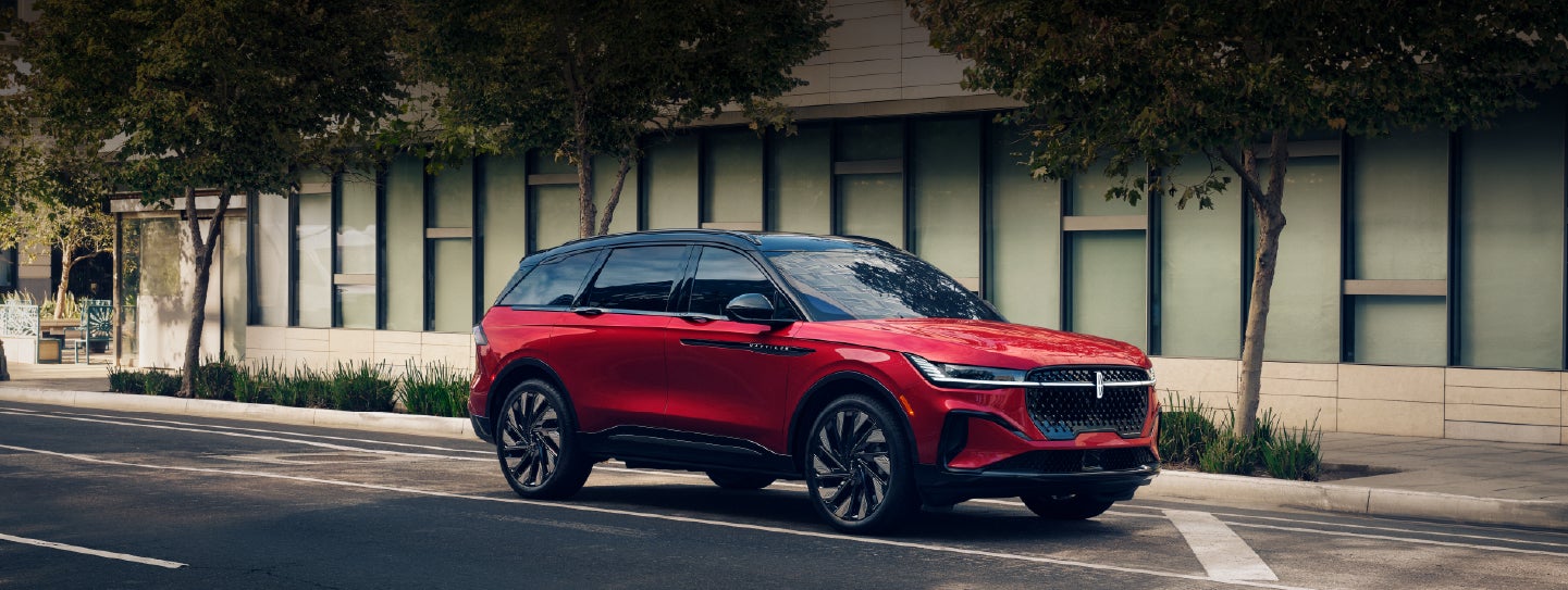 A 2025 Lincoln Nautilus® SUV with an available hybrid powertrain is parked in an urban setting. | Asheville Lincoln in Asheville NC