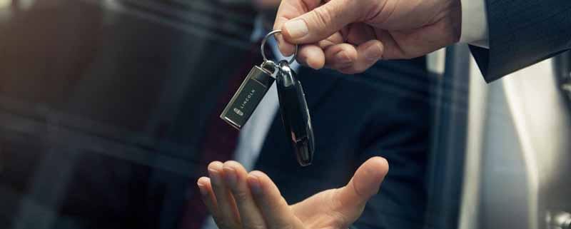 Lincoln customer being handed vehicle keys